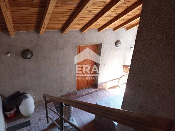 Продава самостоятелен етаж с усещане за къща, собствен вход и гараж в сърцето на Павлово