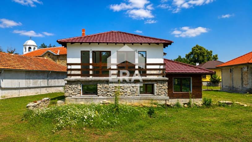 Просторна двуетажна къща с двор в с. Къпиново