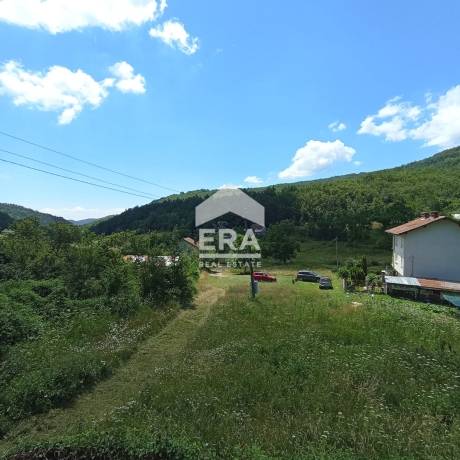 ЕРА Фаворит продава ексклузивно дворно място с къща в с. Горна Мелна