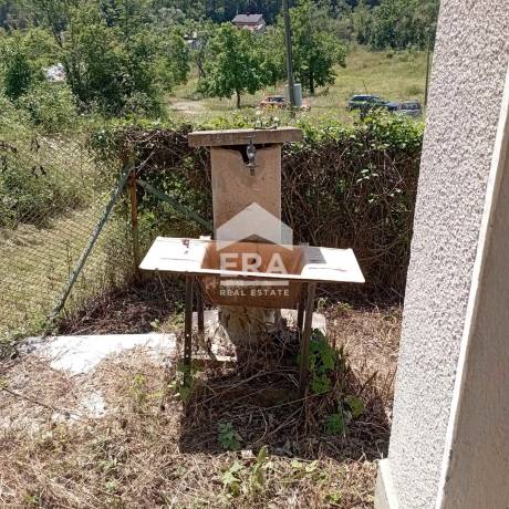 ЕРА Фаворит продава ексклузивно дворно място с къща в с. Горна Мелна