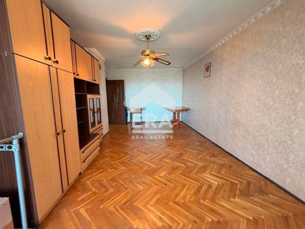 Ексклузивен двустаен панелен апартамент за продажба до пощата в район Владислав Варненчик, Варна