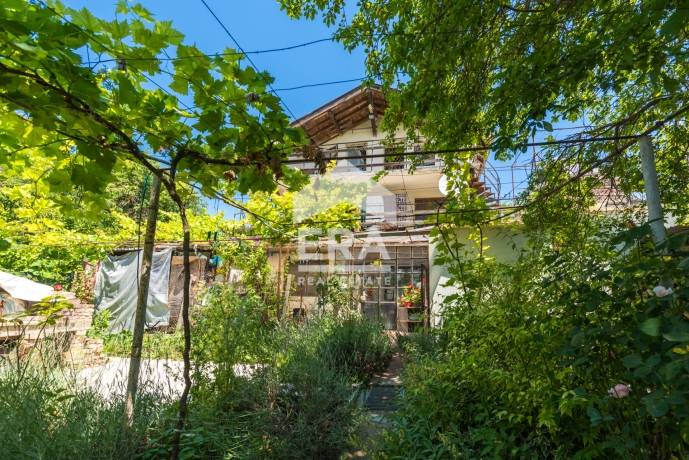 Триетажна, ексклузивна, обзаведена къща за продажба, с лятна кухня, гараж и двор, във вилната зона на с. Доброглед, общ. Аксаково, обл. Варна