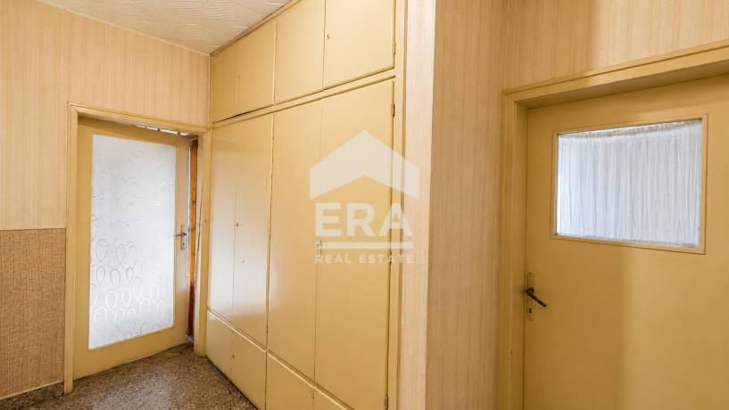 Тристаен апартамент за продажба в Център, Търговище