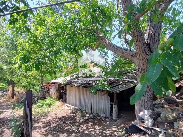 Къща с просторен двор в кв. Горна Гледка, гр. Кърджали