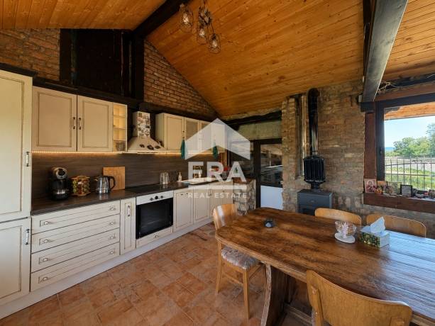 ЕКСКЛУЗИВНО! Реновирана двуетажна къща c PЗП 113 кв.м в село Петров дол