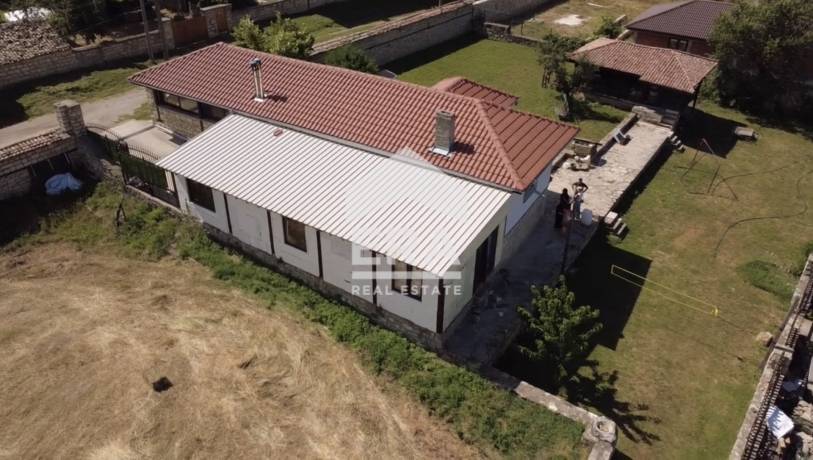 ЕКСКЛУЗИВНО! Реновирана двуетажна къща c PЗП 113 кв.м в село Петров дол