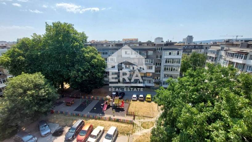 Тристаен апартамент за продажба в Център, Варна