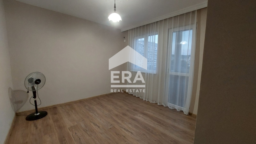 Тристаен апартамент за продажба в Център, Варна