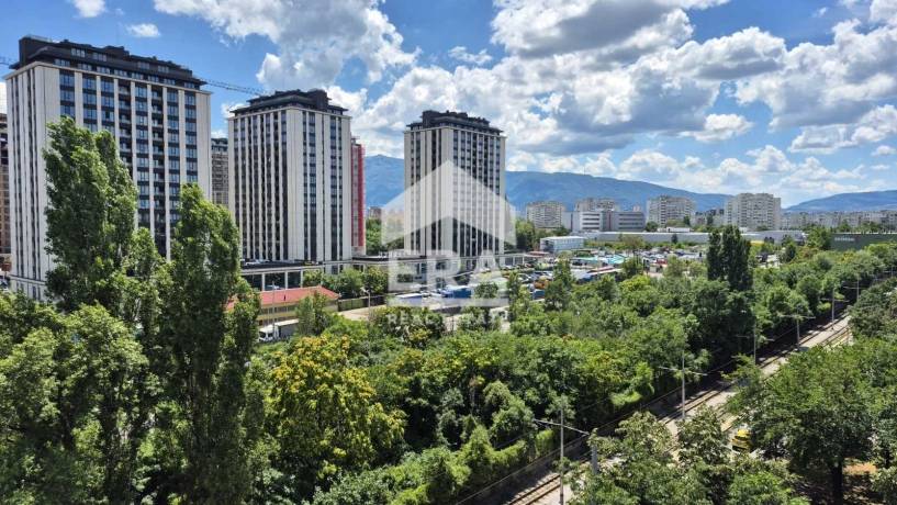 Тристаен апартамент за продажба в кв. Фондови жилища, София