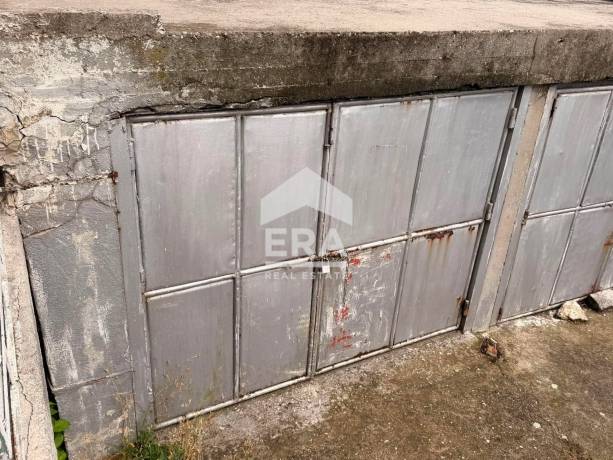 Етаж от къща за продажба в гр. Аксаково, общ Варна.