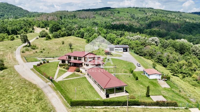 Луксозен имот със СПА комплекс и уникална панорама в Еленския Балкан