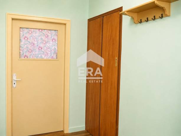 Тристаен панелен апартамент за продажба, с гледка към Варненското езеро, в кв. Трошево, Варна, в близост до Делта Планет Мол и Параклиса