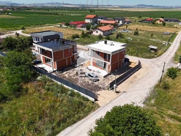ЕРА Надежда продава дизайнерска нова къща с двор в гр. Костинброд, обл. София