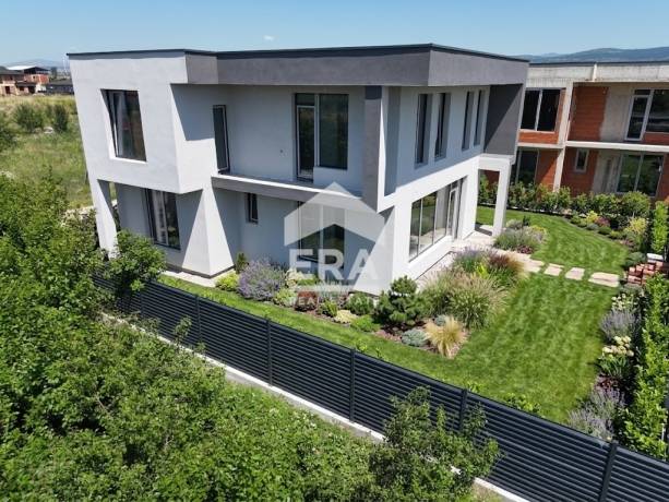 ЕРА Надежда продава дизайнерска нова къща с двор в гр. Костинброд, обл. София