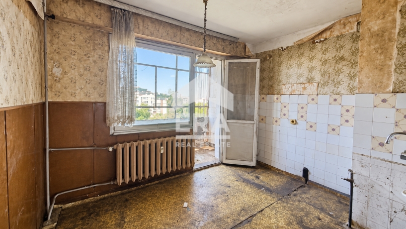 Тристаен апартамент за продажба в кв. Люлин 4, София