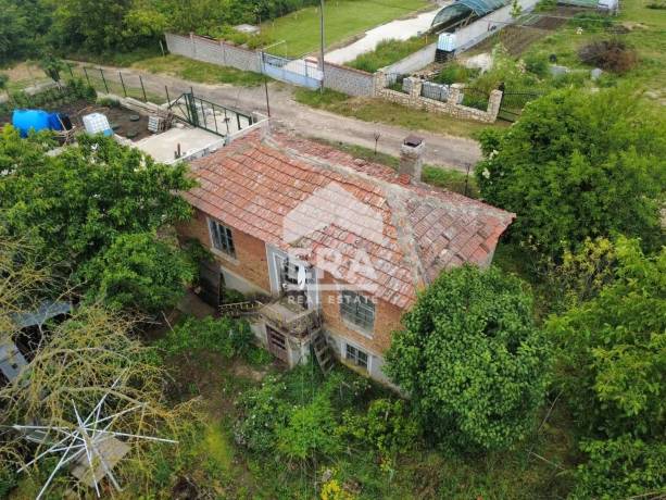 ЕКСКЛУЗИВНО! Равен парцел с излаз на две улици с партиди за ток и вода за продажба в село Зорница, област Варна