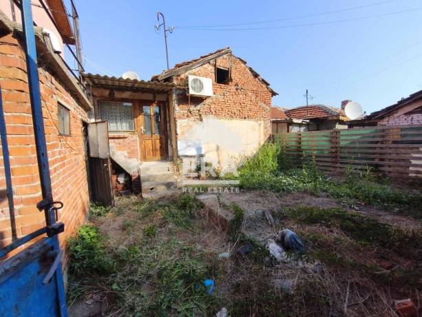 ЕРА МАКС продава дворно място със стара къща в кв.Боровец