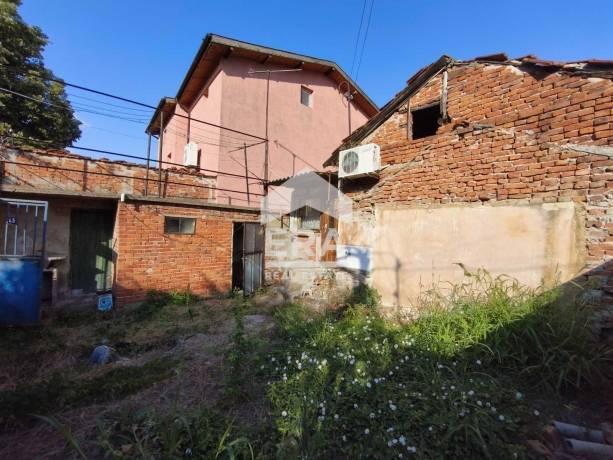 ЕРА МАКС продава дворно място със стара къща в кв.Боровец