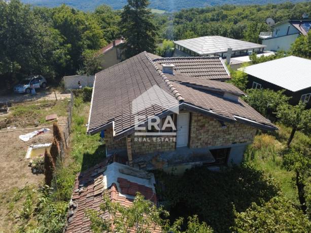 ЕКСКЛУЗИВНО! Двуетажна къща за ремонт за продажба във вилната зона на с.Осеново