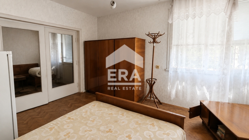 ЕРА ИмотиТе предлага за продажба Многостаен тухлен етаж от къща с гараж и двор, кв. Вароша, гр. Търговище
