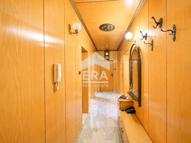 Тристаен апартамент за продажба в кв. Спортна зала, Варна