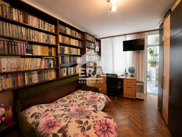 Тристаен апартамент за продажба в кв. Спортна зала, Варна