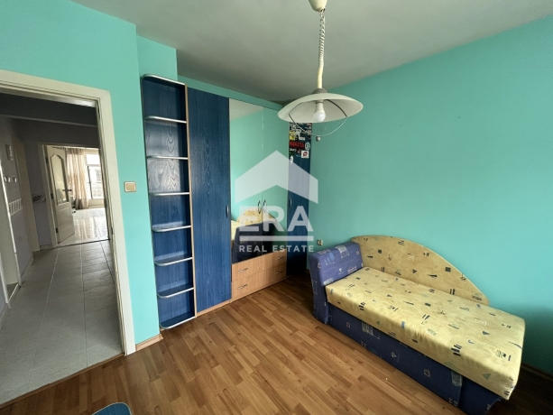 Тристаен апартамент за продажба в кв. ЛК Тракия, Варна