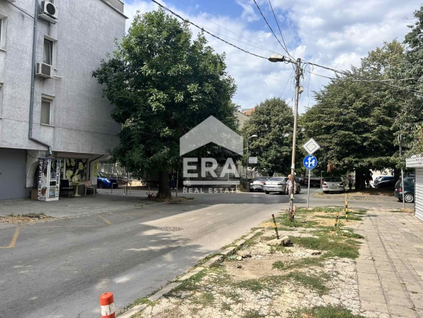 Тристаен апартамент за продажба в кв. ЛК Тракия, Варна