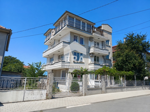 КЪЩА С 12 СТАИ, ГОЛЯМ ДВОР И ПРЕКРАСНА ГЛЕДКА В ГР. АХЕЛОЙ