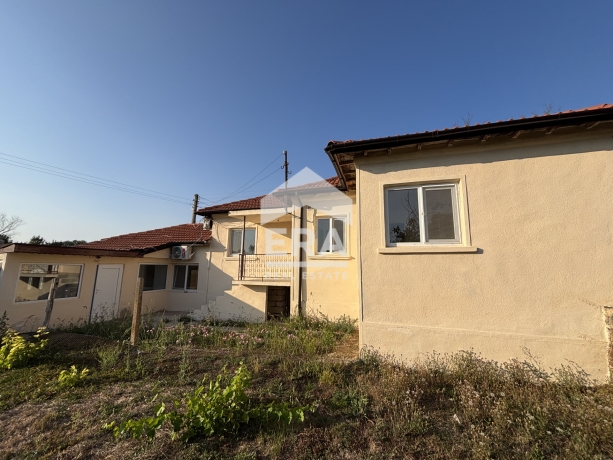 Ексклузивна двуетажна къща за продажба, с голям двор, в с. Ген. Киселово, обл. Варна
