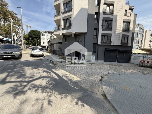 Партерен гараж и открито паркомясто за продажба, с ток и вода, в новопостроена сграда с Акт 16, Център, Варна