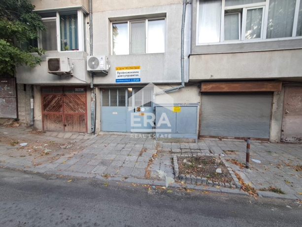 Ексклузивен партерен гараж за продажба, с ток и вода, в тухлена сграда на ул. Доспат 13, район Колхозен пазар, Варна, до ОУ Цар Симеон I