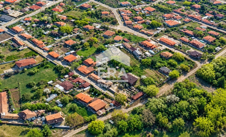 Два съседни УПИ с обща площ 1 475 кв.м. в с. Столник