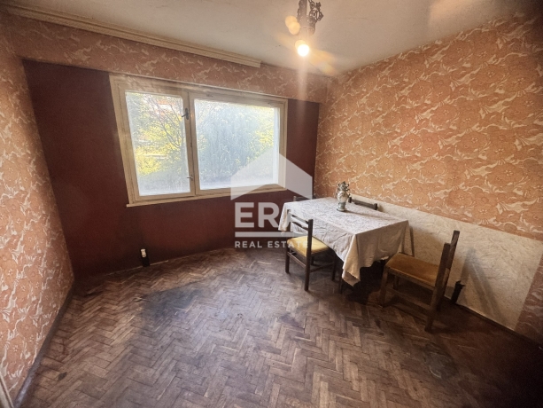 Тристаен апартамент за продажба в кв. Окръжна болница, Варна