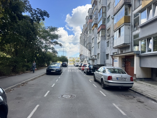 Тристаен апартамент за продажба в кв. Окръжна болница, Варна