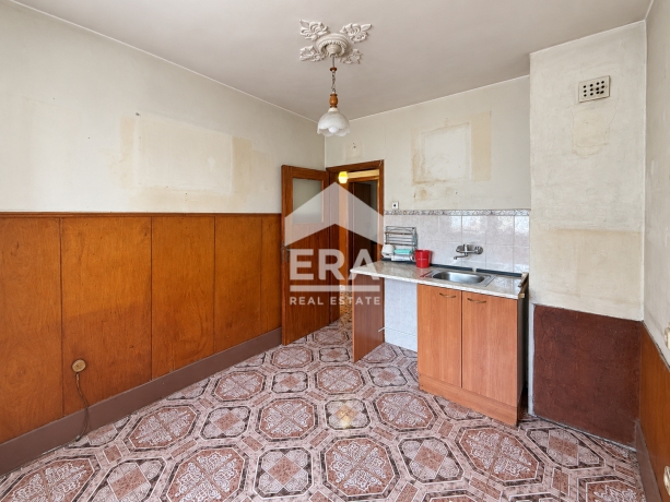 Тристаен апартамент за продажба в кв. Сердика, София