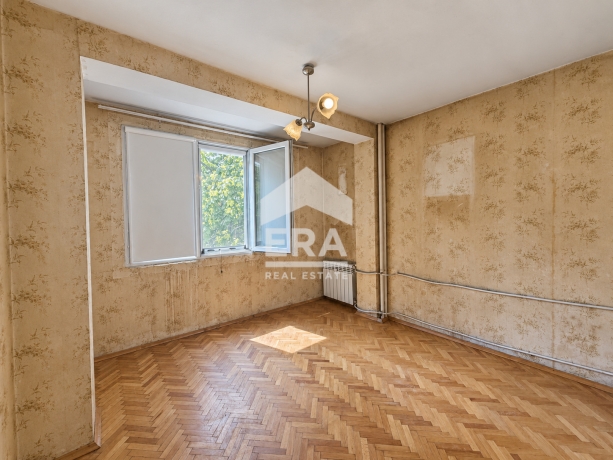 Тристаен апартамент за продажба в кв. Сердика, София