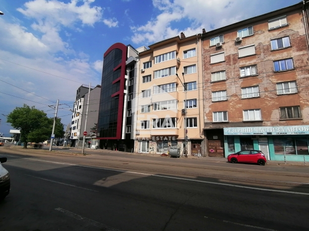 Продава идеални части от УПИ на бул. Христо Ботев в устройствена зона на Стария център на София