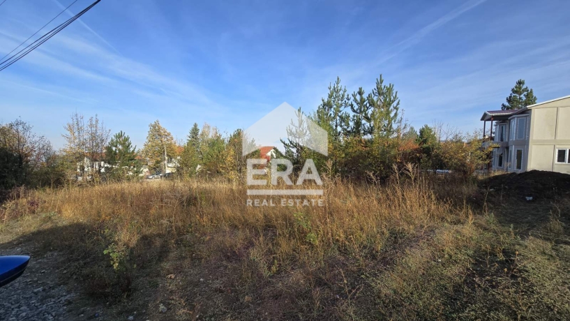 ЕРА Надежда продава парцел на три улици между къщи в с. Рударци, обл. Перник