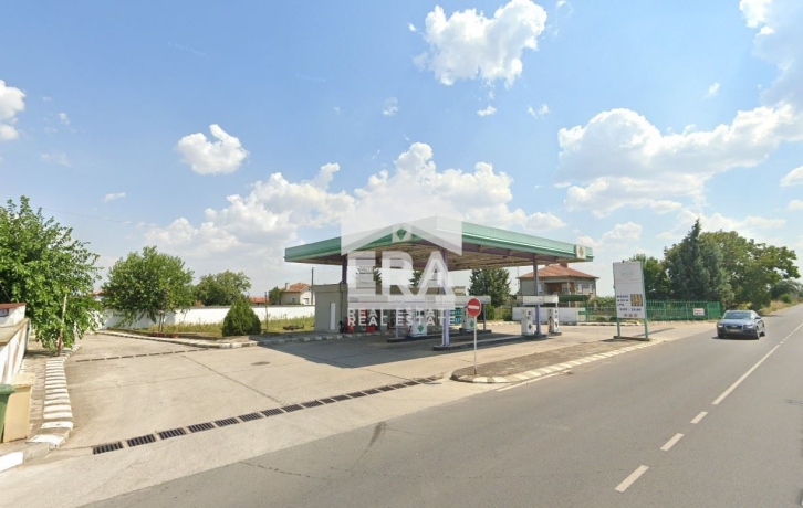 Работеща бензиностанция на главен път между Раднево и Стара Загора