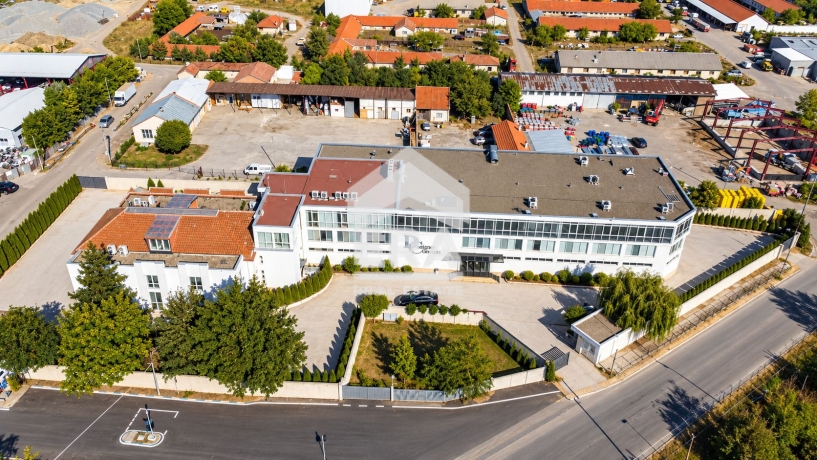 Производствена база за продажба на 40 км. от София