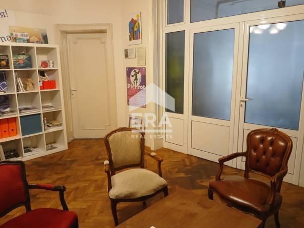 ЕРА Вива продава етаж от къща в непосредствена близост до Адвокатската градинка, гр. Варна