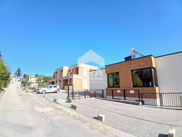 ЕРА Вива продава двуетажна къща на метри от морския бряг в к.к. Чайка, гр. Варна