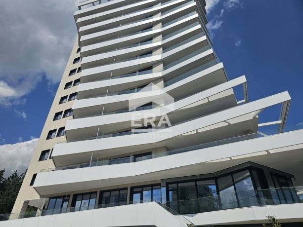 ЕРА Вива продава тристаен апартамент с панорамна гледка към Варненския залив в квартал Бриз в сграда "Знамената", гр. Варна
