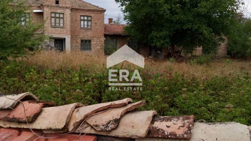 ЕРА Вива продава къща с голям двор в живописното село Ягнило, само на около 60 км от град Варна