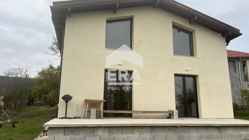 ЕКСКЛУЗИВНО! ЕРА Вива представя за продажба прекрасна, напълно обзаведена и готова за нанасяне двуетажна къща в село Долище,