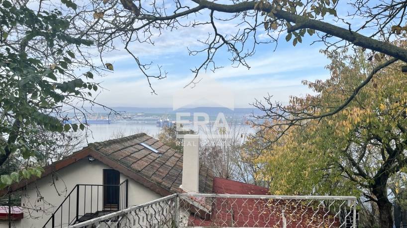 ЕРА Вива продава парцел с панорама към Варна и езерото във вилна зона Лазур, гр. Варна