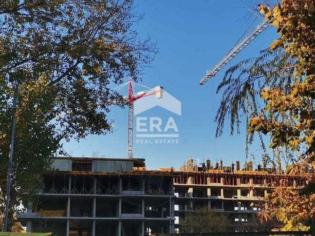 Просторен тристаен апартамент за продажба в новострояща се луксозна сграда в кв. Тракия