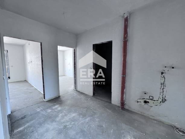 Тристаен апартамент за продажба в кв. Остромила, Пловдив