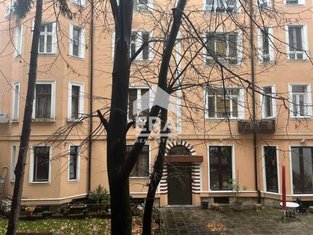 ЕРА Вива предлага за продажба многостаен апартамент в самия център на София, в близост до ''Халите'', гр. София